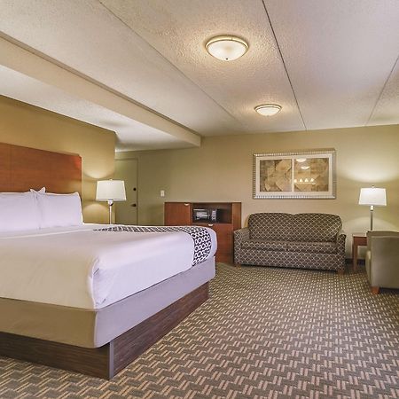 La Quinta By Wyndham Cleveland Airport West Hotel North Olmsted Bagian luar foto