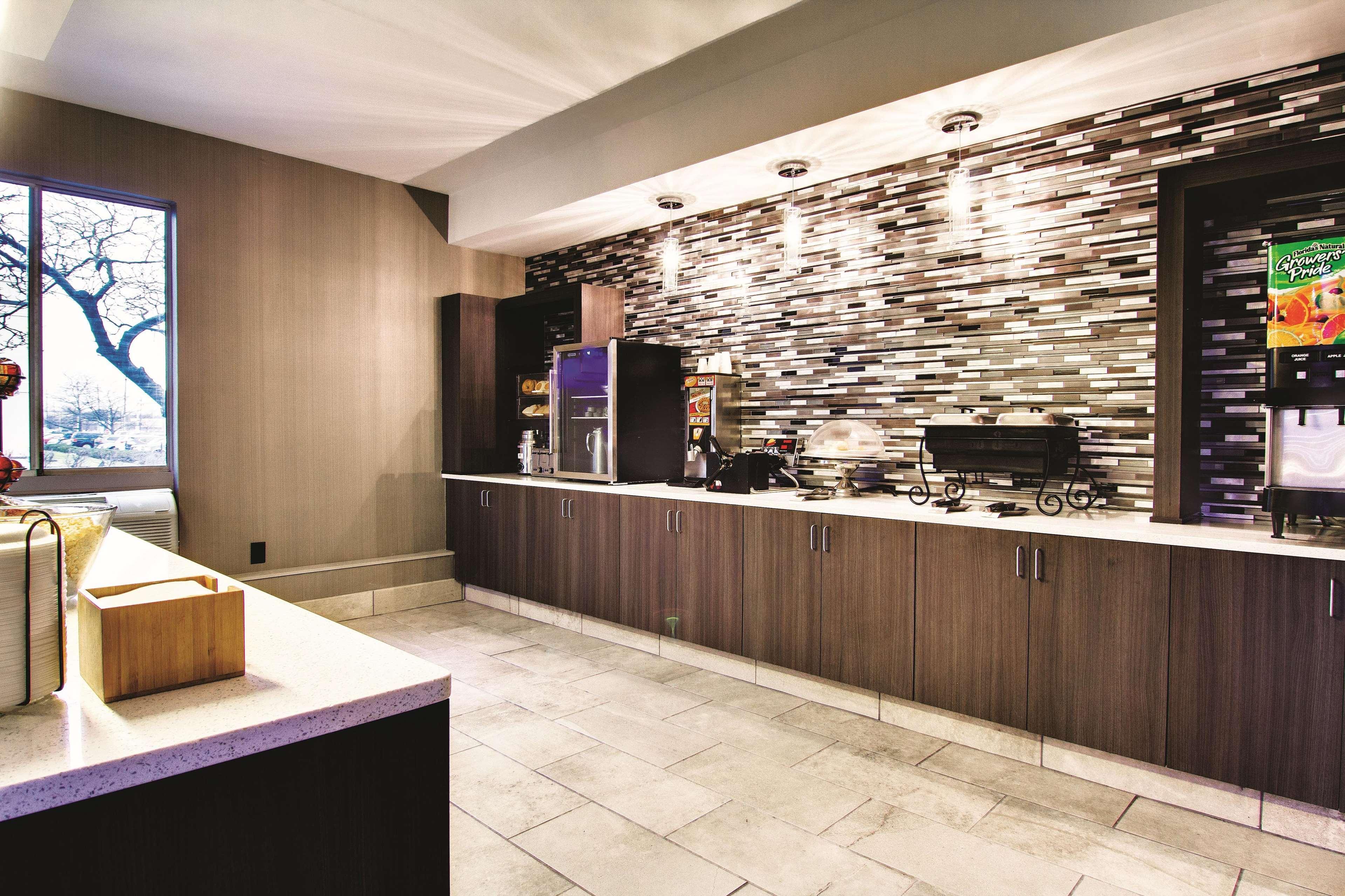 La Quinta By Wyndham Cleveland Airport West Hotel North Olmsted Bagian luar foto