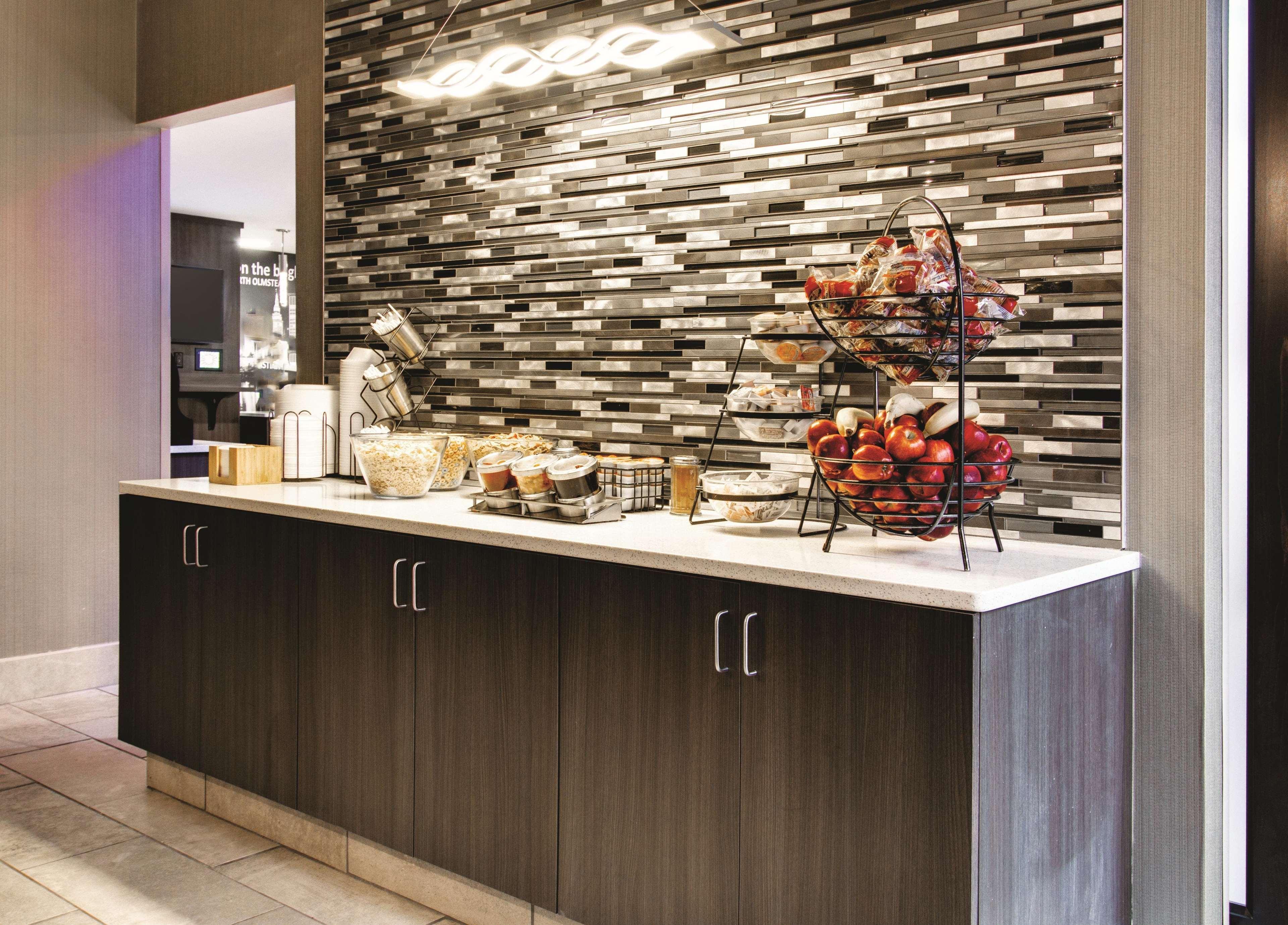 La Quinta By Wyndham Cleveland Airport West Hotel North Olmsted Bagian luar foto