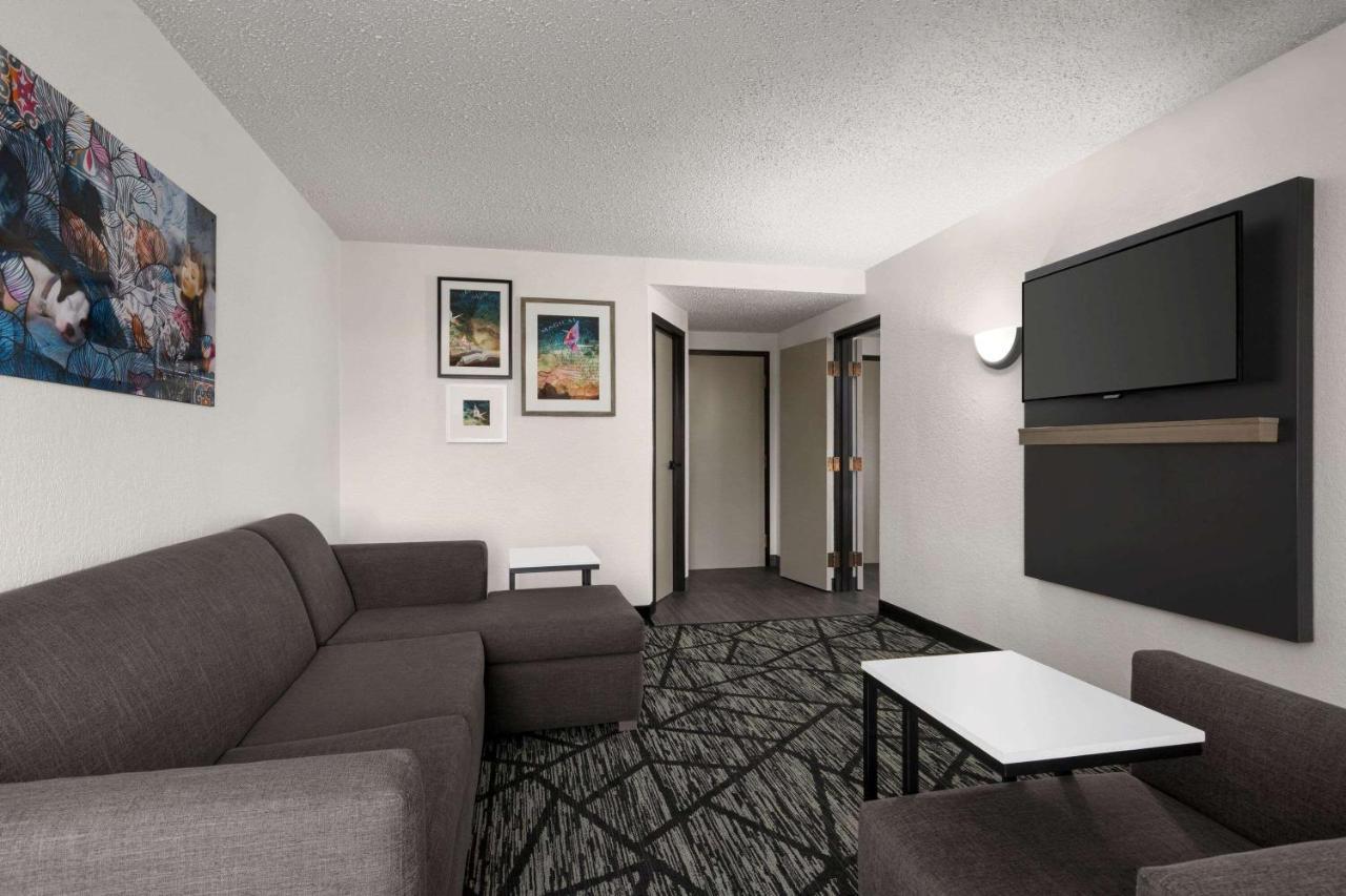 La Quinta By Wyndham Cleveland Airport West Hotel North Olmsted Bagian luar foto