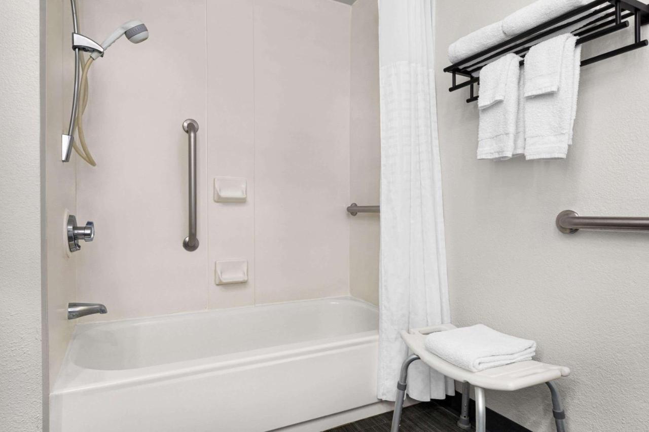 La Quinta By Wyndham Cleveland Airport West Hotel North Olmsted Bagian luar foto