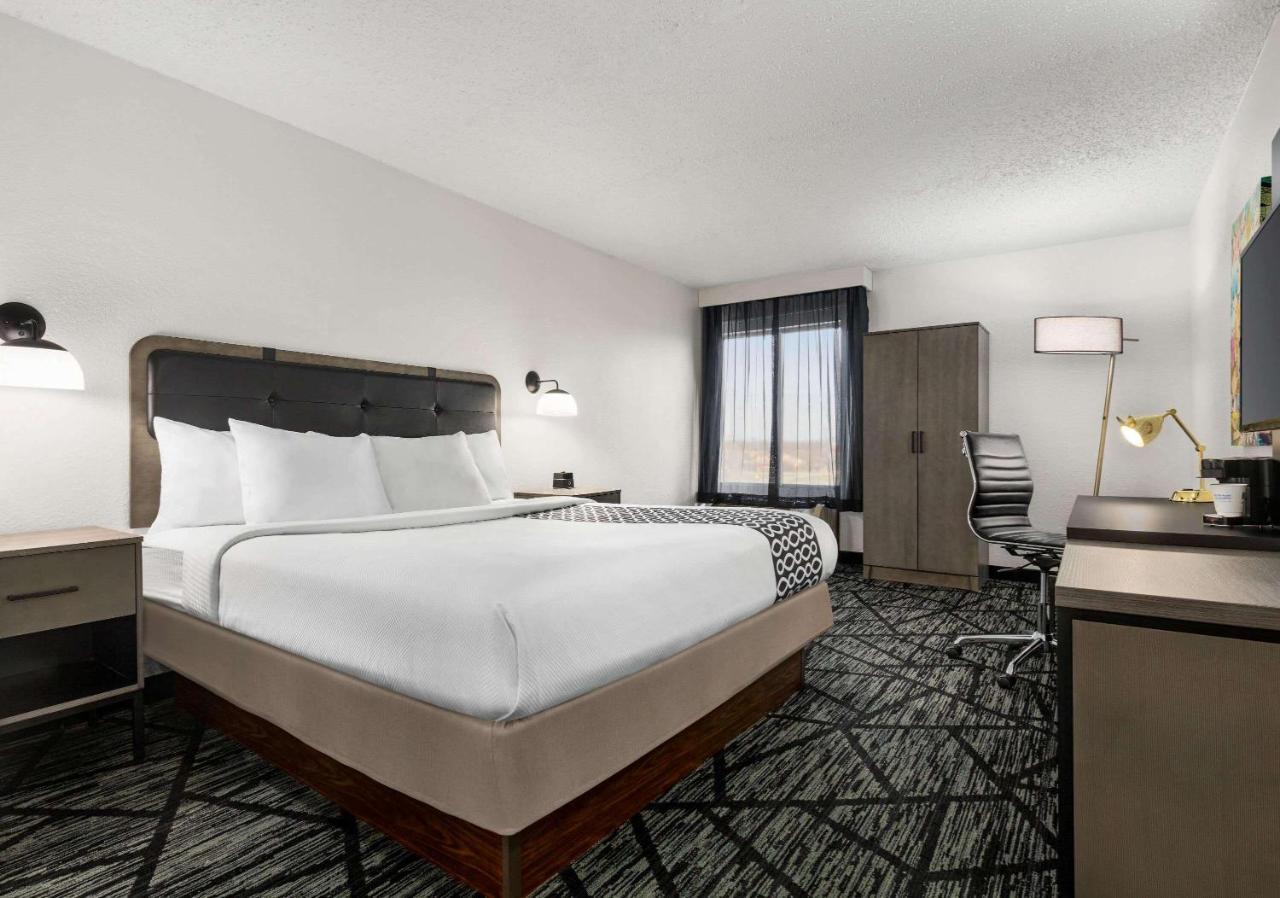 La Quinta By Wyndham Cleveland Airport West Hotel North Olmsted Bagian luar foto