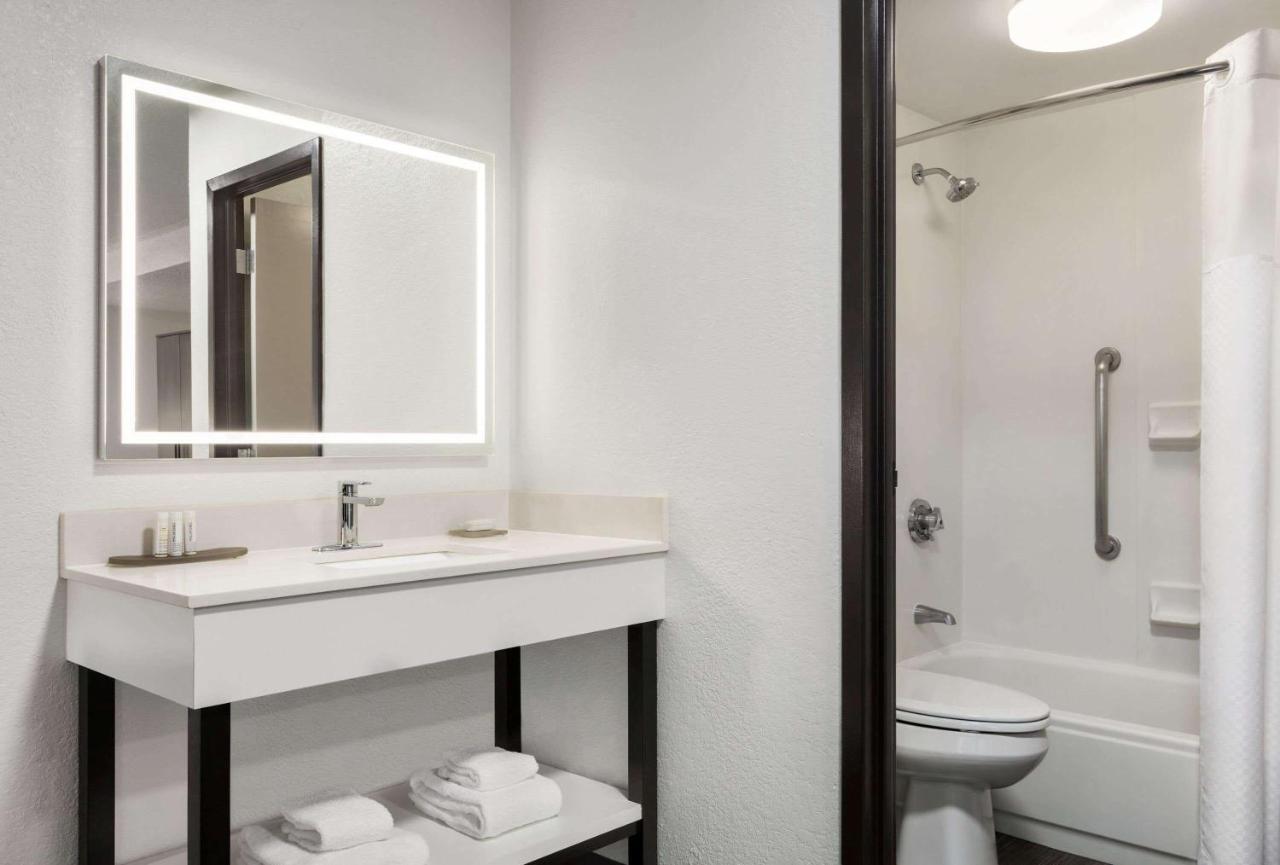 La Quinta By Wyndham Cleveland Airport West Hotel North Olmsted Bagian luar foto