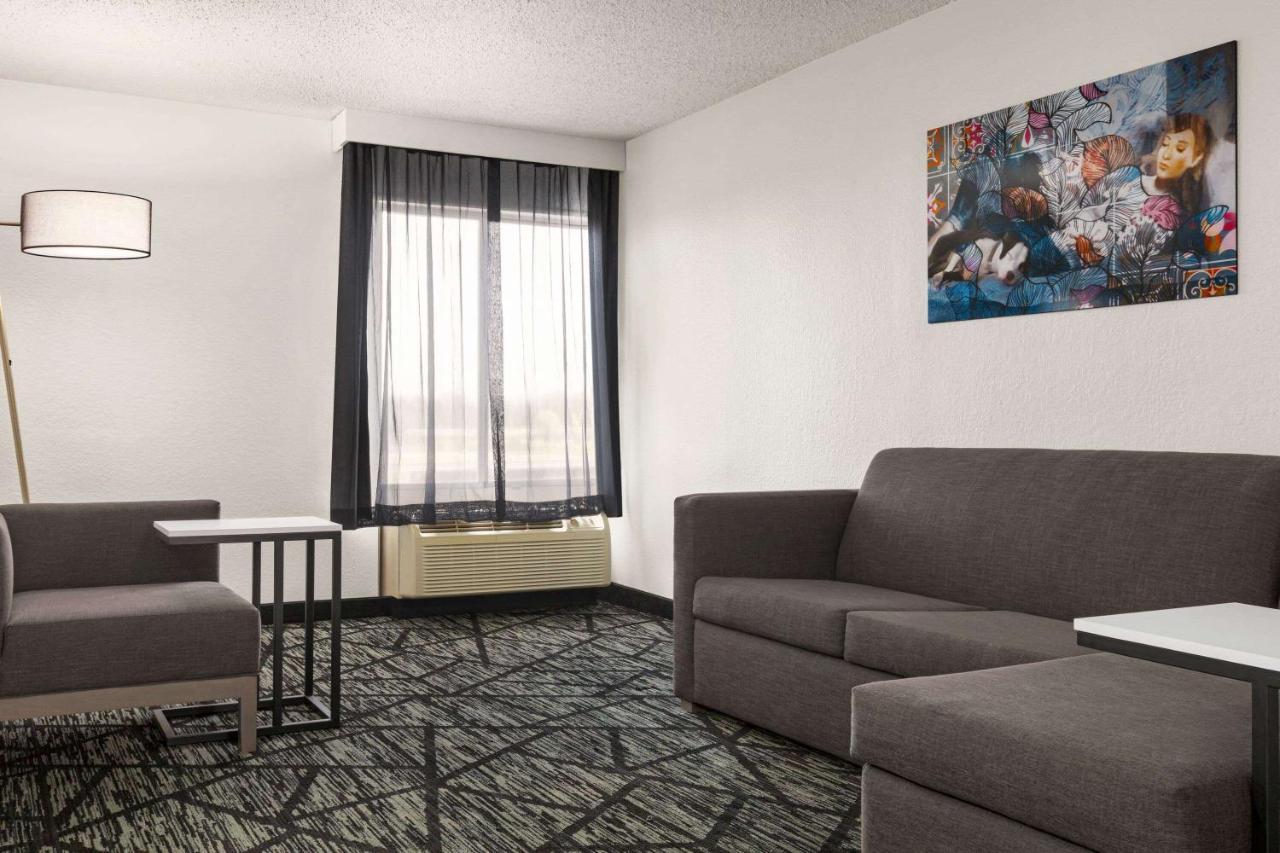 La Quinta By Wyndham Cleveland Airport West Hotel North Olmsted Bagian luar foto