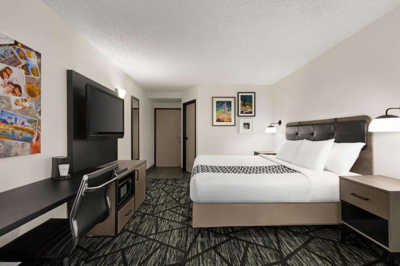 La Quinta By Wyndham Cleveland Airport West Hotel North Olmsted Bagian luar foto