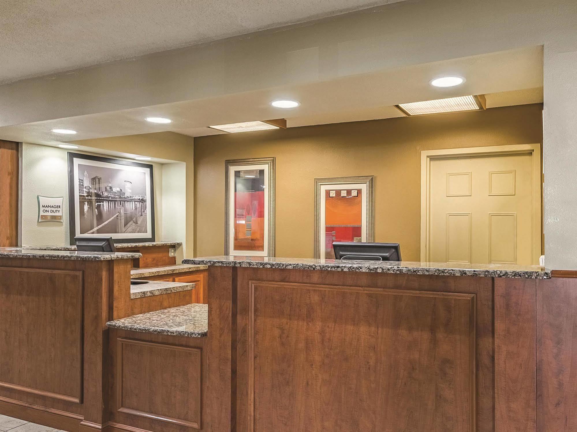 La Quinta By Wyndham Cleveland Airport West Hotel North Olmsted Bagian luar foto