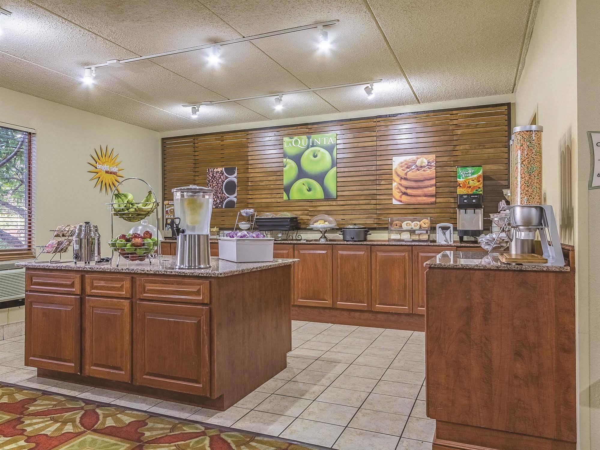 La Quinta By Wyndham Cleveland Airport West Hotel North Olmsted Bagian luar foto