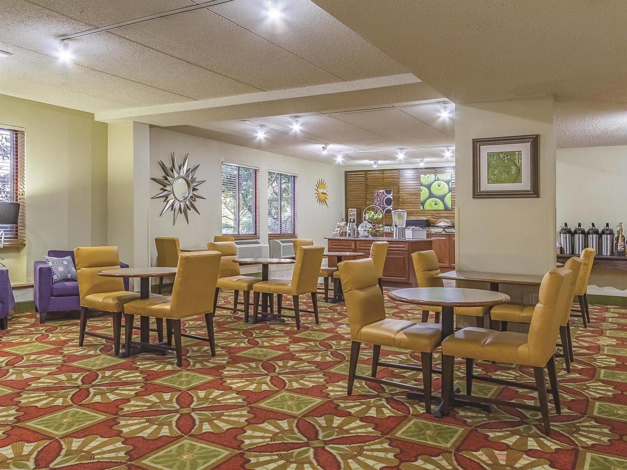 La Quinta By Wyndham Cleveland Airport West Hotel North Olmsted Bagian luar foto