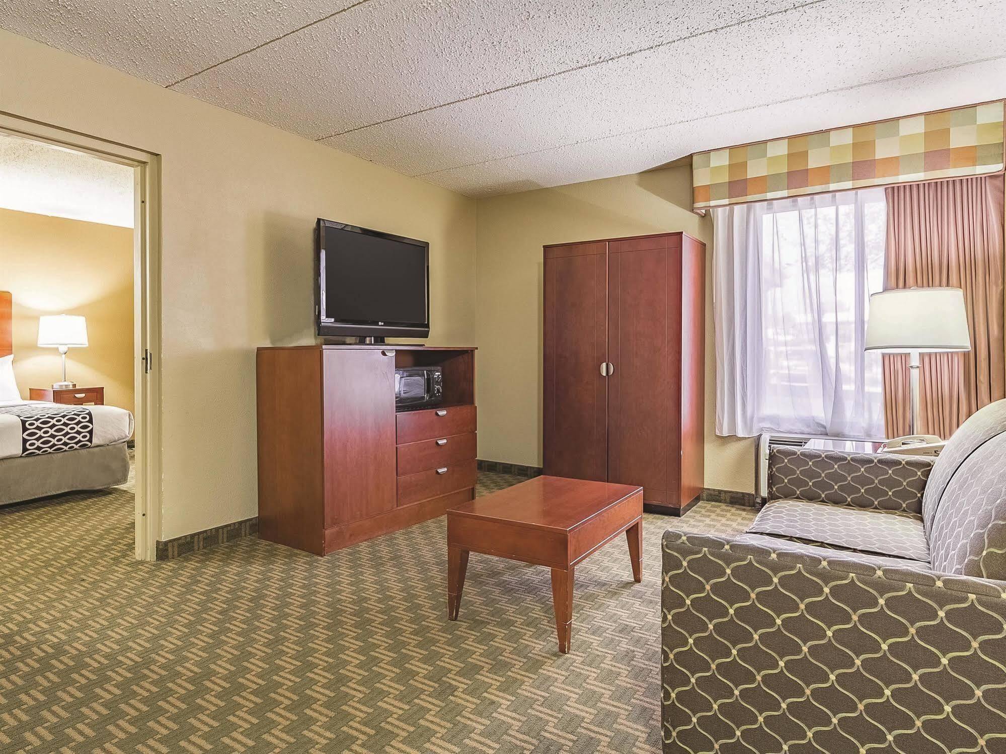 La Quinta By Wyndham Cleveland Airport West Hotel North Olmsted Bagian luar foto