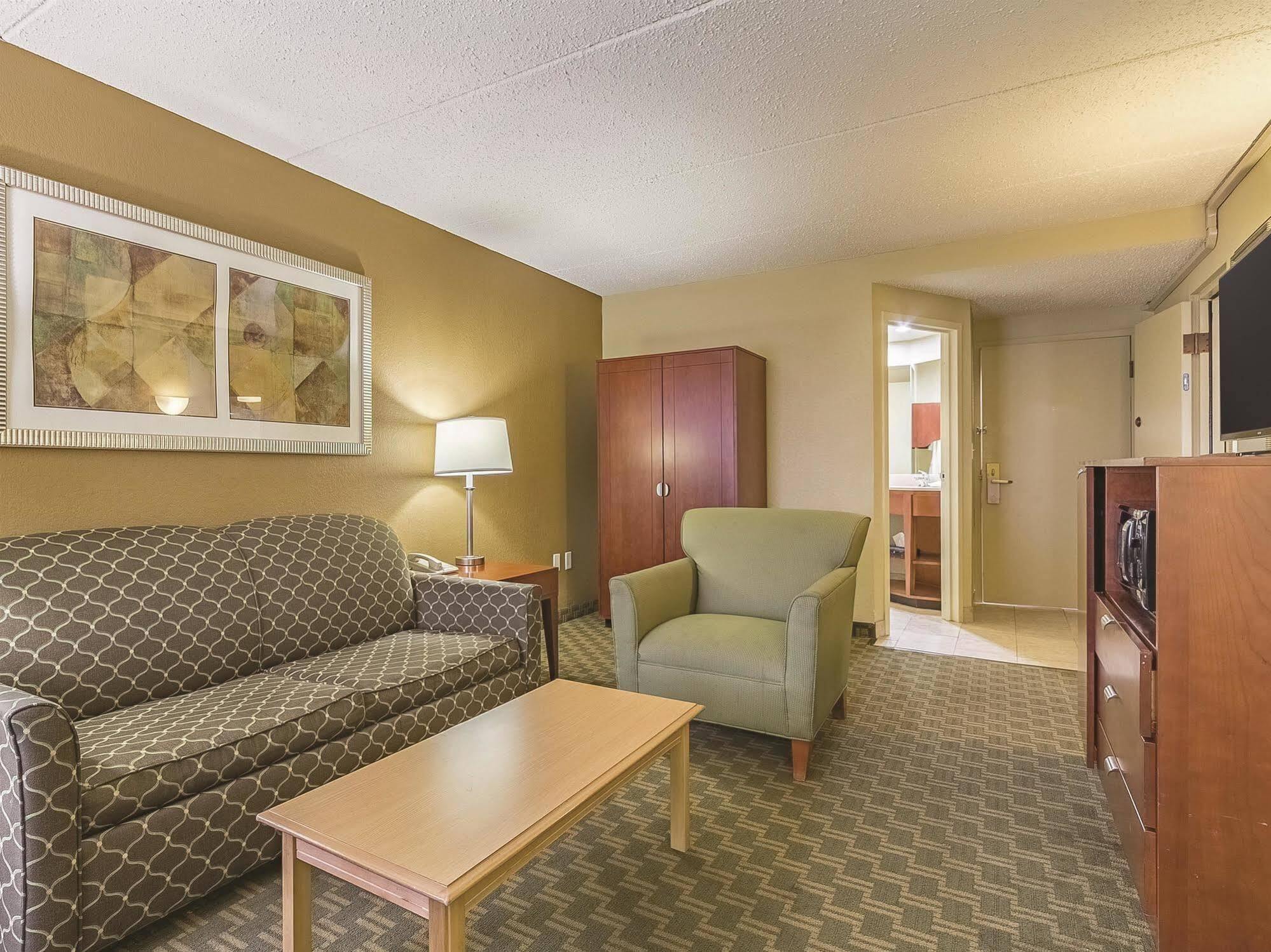 La Quinta By Wyndham Cleveland Airport West Hotel North Olmsted Bagian luar foto